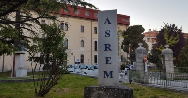 Una bambina di due anni colpita da meningite batterica a Campobasso è stata trasferita in terapia intensiva a Roma, innescando una vasta campagna di profilassi.