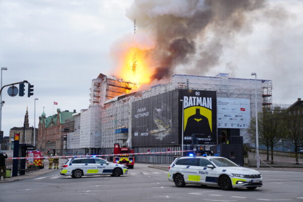 Incendio devastante alla Borsa di Copenaghen: crolla la torre, evacuato governo e parlamento