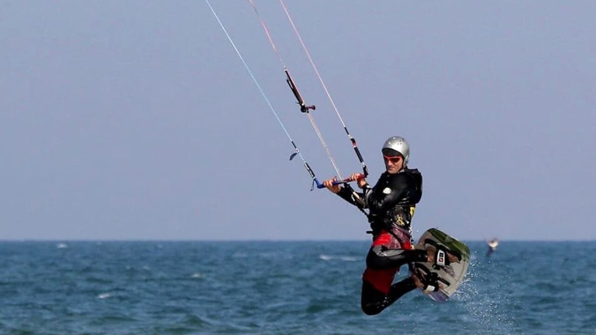 Puglia, incidente in mare, uomo muore strangolato da un cavo mentre fa kitesurf