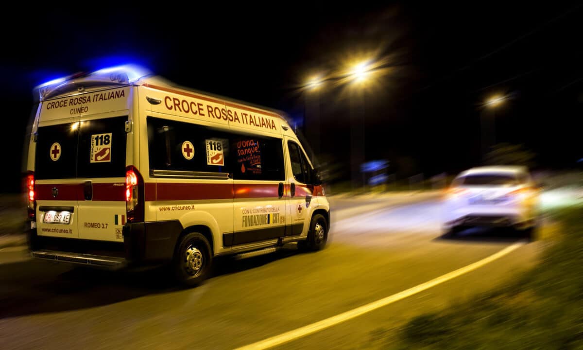 Prato è sconvolta dalla tragica scomparsa di Tommaso Comelei, 19 anni, in un incidente stradale che evidenzia l'importanza della sicurezza e della coesione in momenti di lutto.