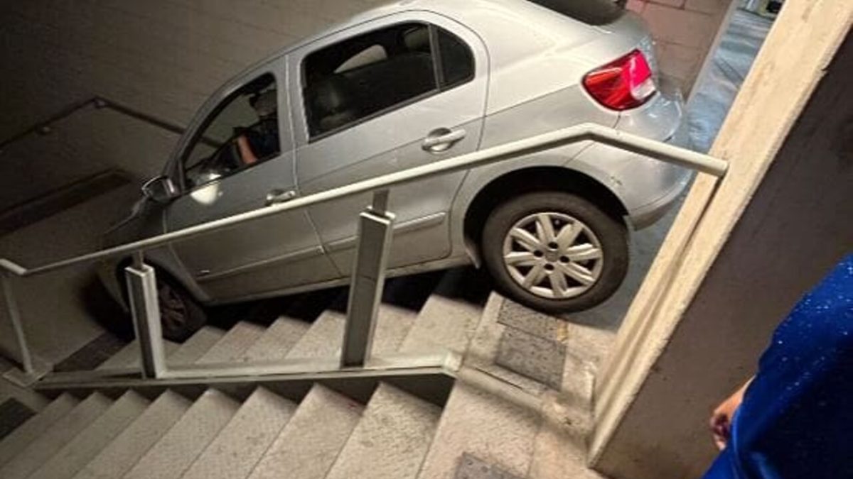 Tifoso esce dal parcheggio dello stadio e segue indicazioni errate e finisce con l’auto sulle scale