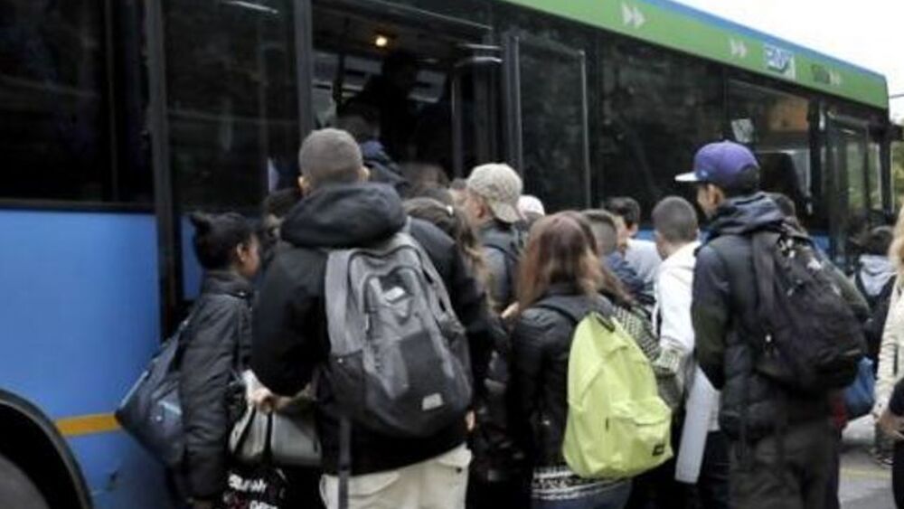 Puglia, rissa tra un gruppo di studenti per salire prima su un autobus, tre sono i feriti, uno in codice rosso
