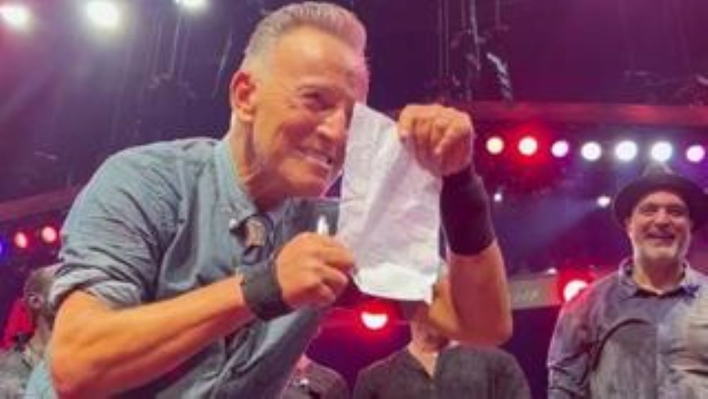 Bruce Springsteen durante un suo concerto firma la giustificazione per l’assenza a scuola di una fan di 11 anni