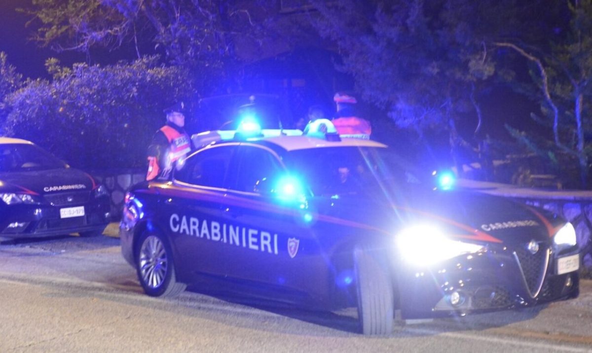 Un tragico episodio di violenza scuote Bari: Raffaele Capriati, 41 anni, assassinato a colpi d'arma da fuoco in un agguato misterioso.