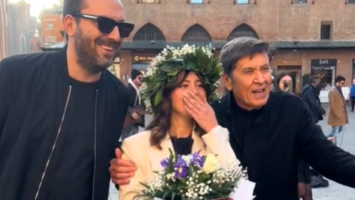 Ragazza appena laureata sta festeggiando in piazza a Bologna, Cremonini e Morandi le chiedono di fare una foto con lei: “Mi hanno fermata loro, giuro”