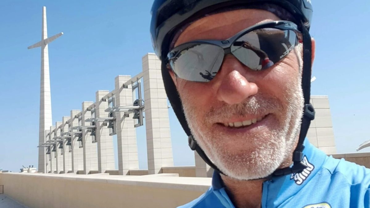 La comunità ciclistica piange la perdita di Roberto Mansi, un atleta eccezionale e amico fedele, deceduto inaspettatamente durante una competizione in Molise.