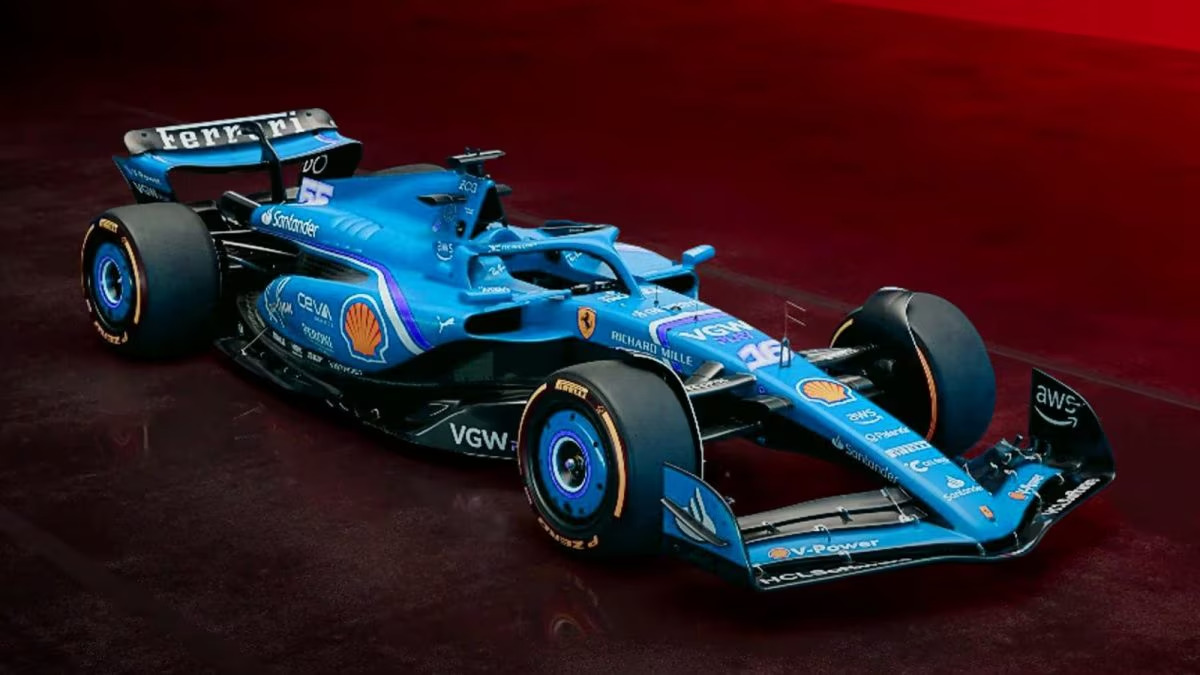 L'azzurro sostituisce il rosso iconico delle Ferrari per il Gran Premio di Miami, un tributo alle tradizioni storiche e alle leggende della Scuderia.