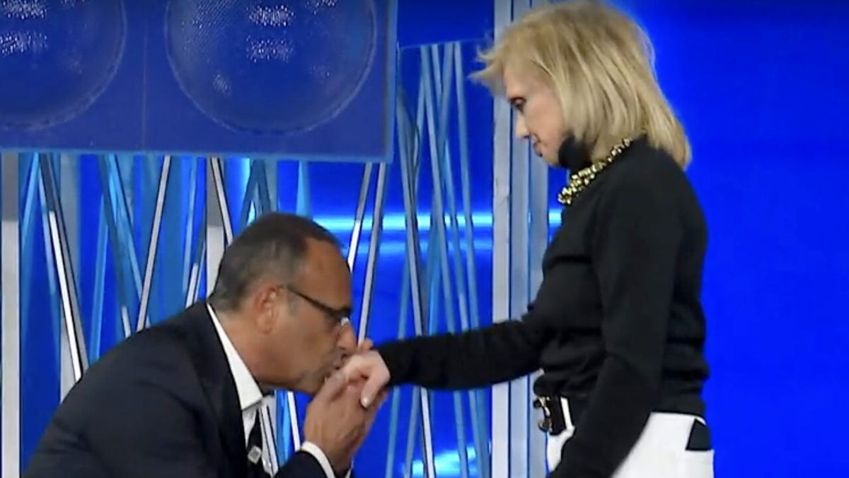 Carlo Conti rende omaggio a Rita Pavone a “I Migliori Anni” e si inginocchia davanti a lei