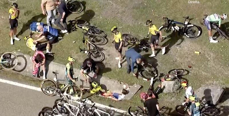 Incidente al Giro dei Paesi Bassi: Vingegaard coinvolto in una caduta, rimane a terra immobile, è grave