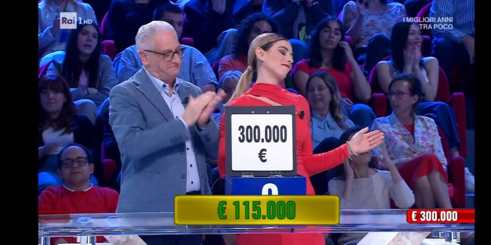 Affari Tuoi puntata incredibile, il Dottore offre 115mila euro, Amadeus sconvolto si toglie la giacca, Gessica accetta l’offerta ma poteva vincere di più