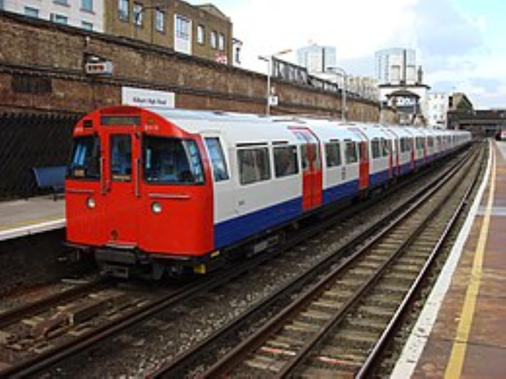 Attacco nella metropolitana di Londra: uomo armato di katana accoltella numerose persone