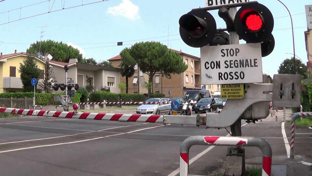 Una donna di 50 anni ha perso la vita ieri sera, martedì 23 aprile, in un tragico incidente ferroviario a Cologne, nella provincia di Brescia. L'incidente è avvenuto al passaggio a livello di via Peschiera, dove l'auto della donna è stata colpita da un treno regionale mentre era bloccata sui binari. La vettura è stata trascinata per oltre cento metri dal treno, risultando fatale per la donna alla guida.