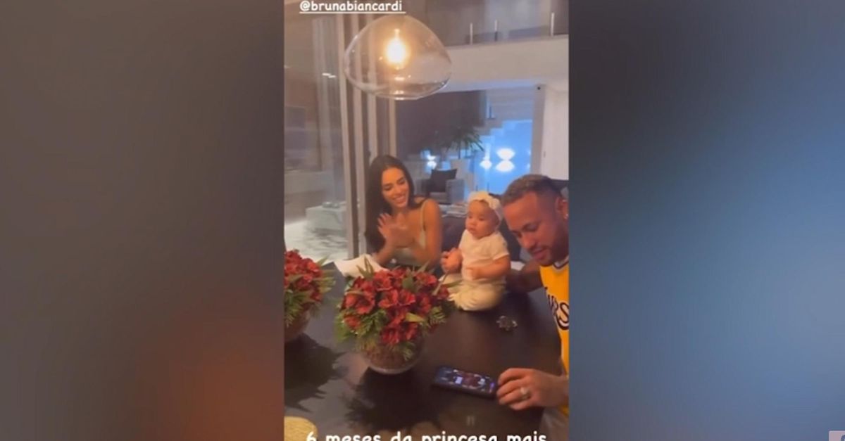 Il video di Neymar che gioca a poker on line mentre canta la canzoncina di buon compleanno alla figlia, fa esplodere il web: “Che tristezza”