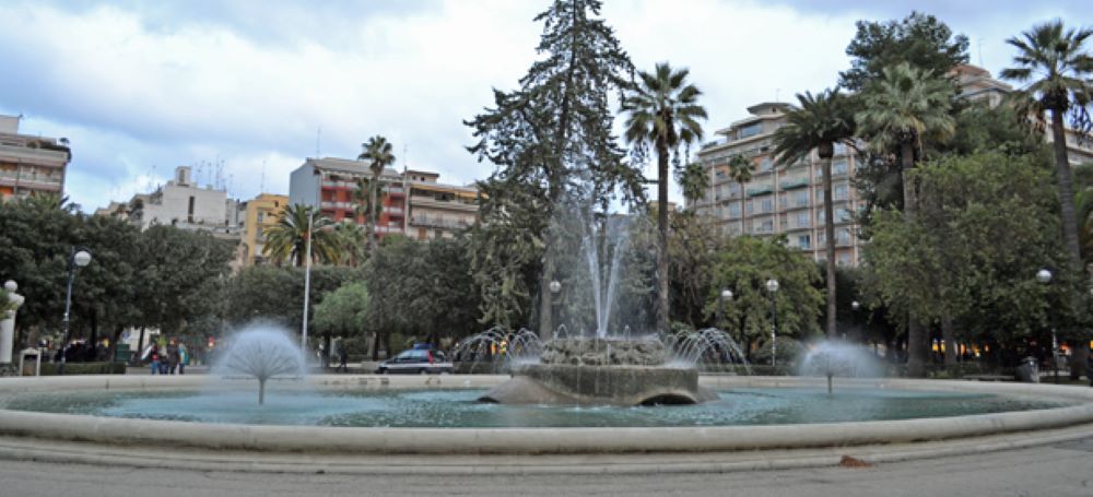 Bari: rissa in Piazza Moro, una delle persone coinvolte finisce nella fontana