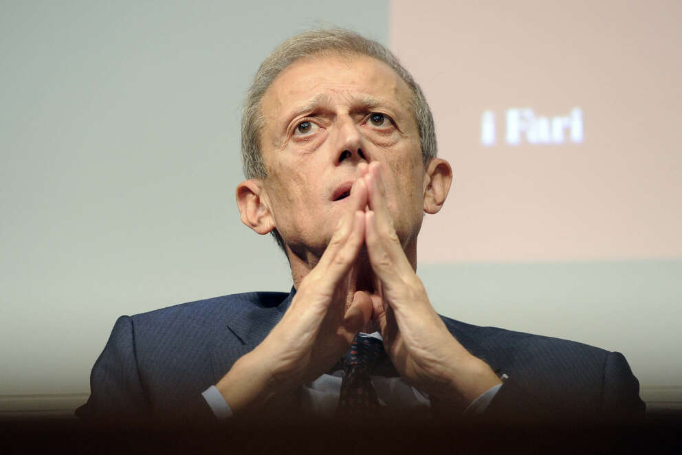 Piero Fassino denunciato per aver tentato di rubare un profumo da 100 euro nel duty free di Fiumicino: ecco i dettagli