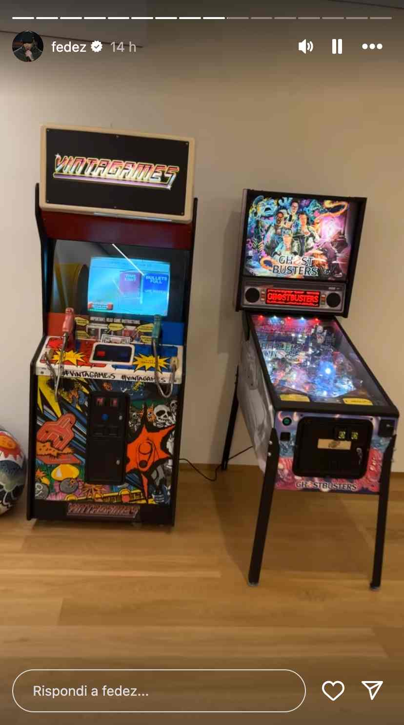 Fedez, il nuovo angolo sala giochi nella casa da single vale una fortuna, il flipper è un pezzo da collezione