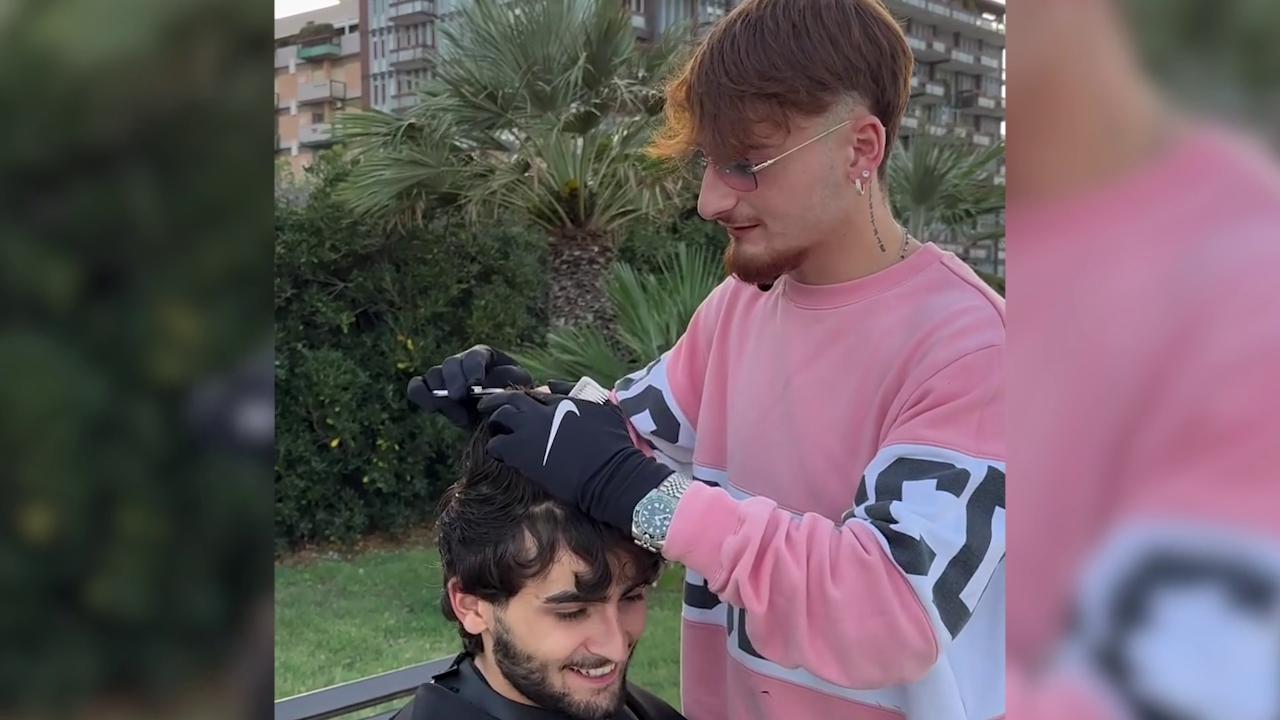 Bari, Samuel Bratta barbiere gentile, gira per la città e offre tagli di capelli gratis: “Ti va se ti taglio i capelli qui?”