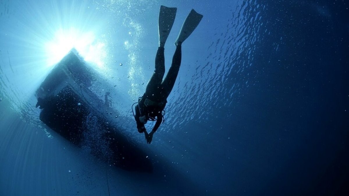 Si immerge per una battuta di pesca, ma in acqua ha un malore, muore subito dopo, inutili i soccorsi