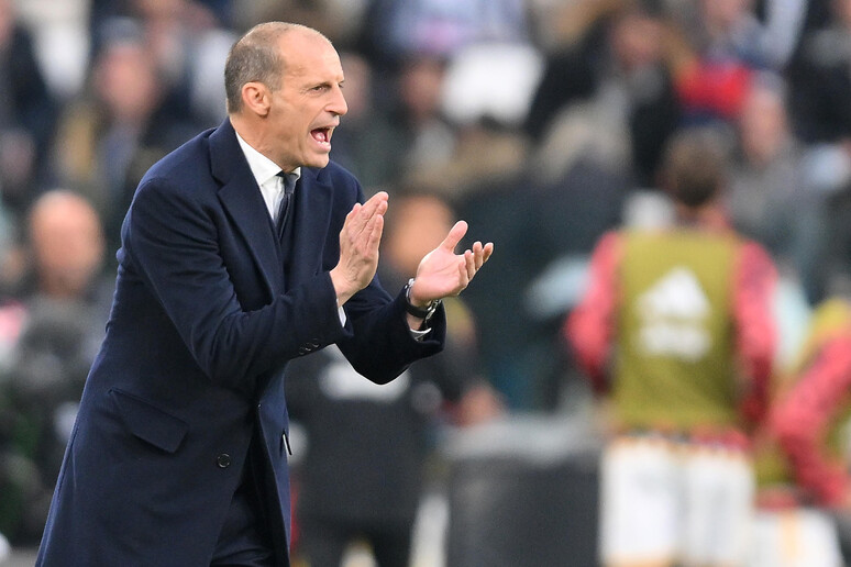 Atalanta Juventus, Allegri impazzisce: si spoglia e urla, lo trascinano fuori dal campo con la forza