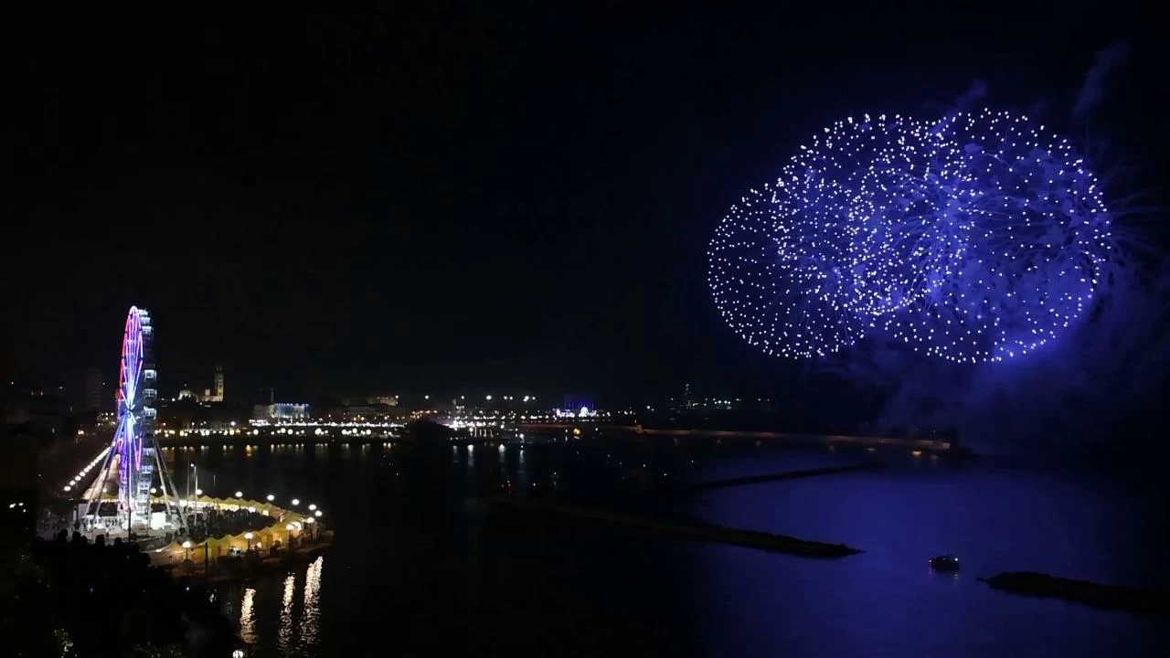 I fuochi d'artificio celebrativi per San Nicola illuminano il cielo di Bari