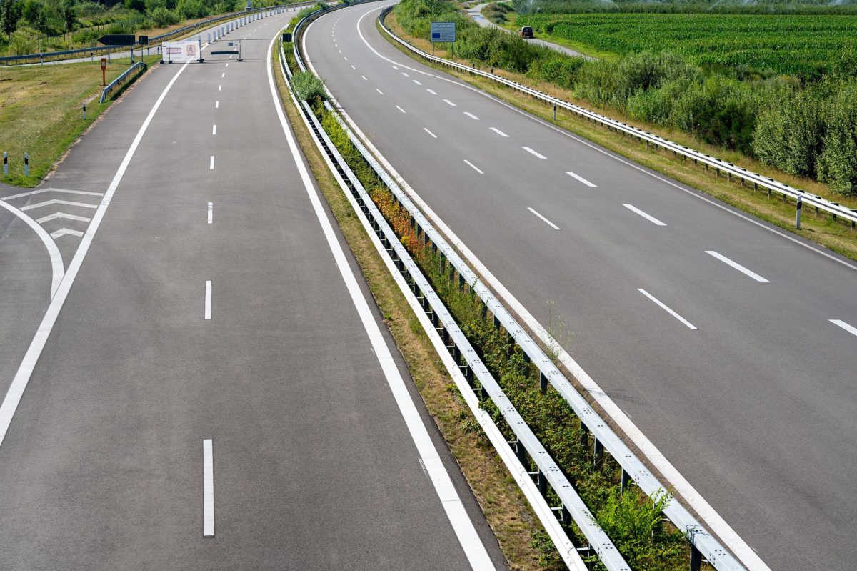 Folle corsa in autostrada a 255 km/h, il doppio della velocità consentita, multa salata e patente ritirata