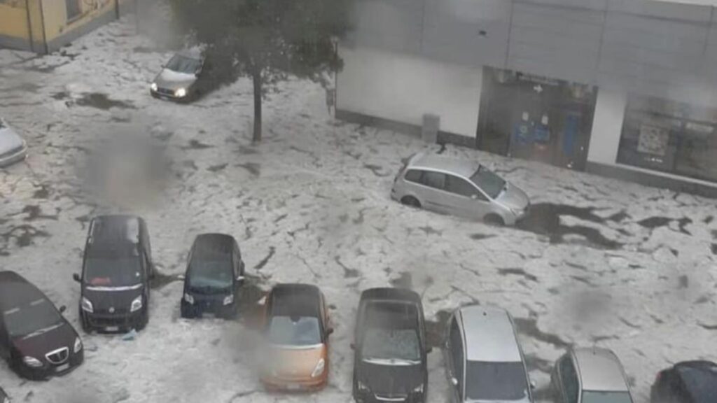 Una violenta tempesta di grandine ha colpito Torino oggi pomeriggio, venerdì 24 maggio 2024, trasformando la città in un paesaggio invernale con strade e tetti imbiancati.