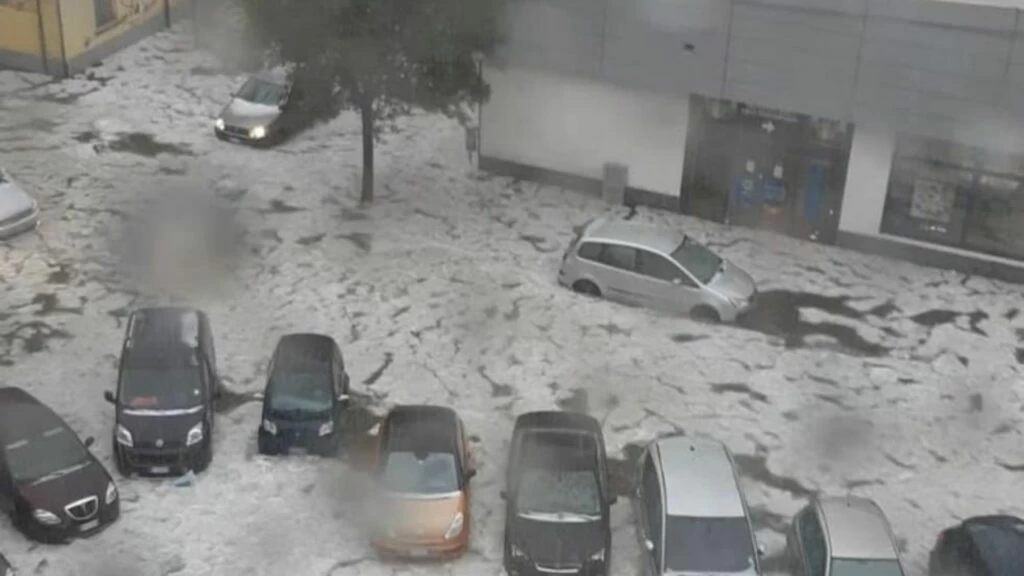Una violenta tempesta di grandine ha colpito Torino oggi pomeriggio, venerdì 24 maggio 2024, trasformando la città in un paesaggio invernale con strade e tetti imbiancati.