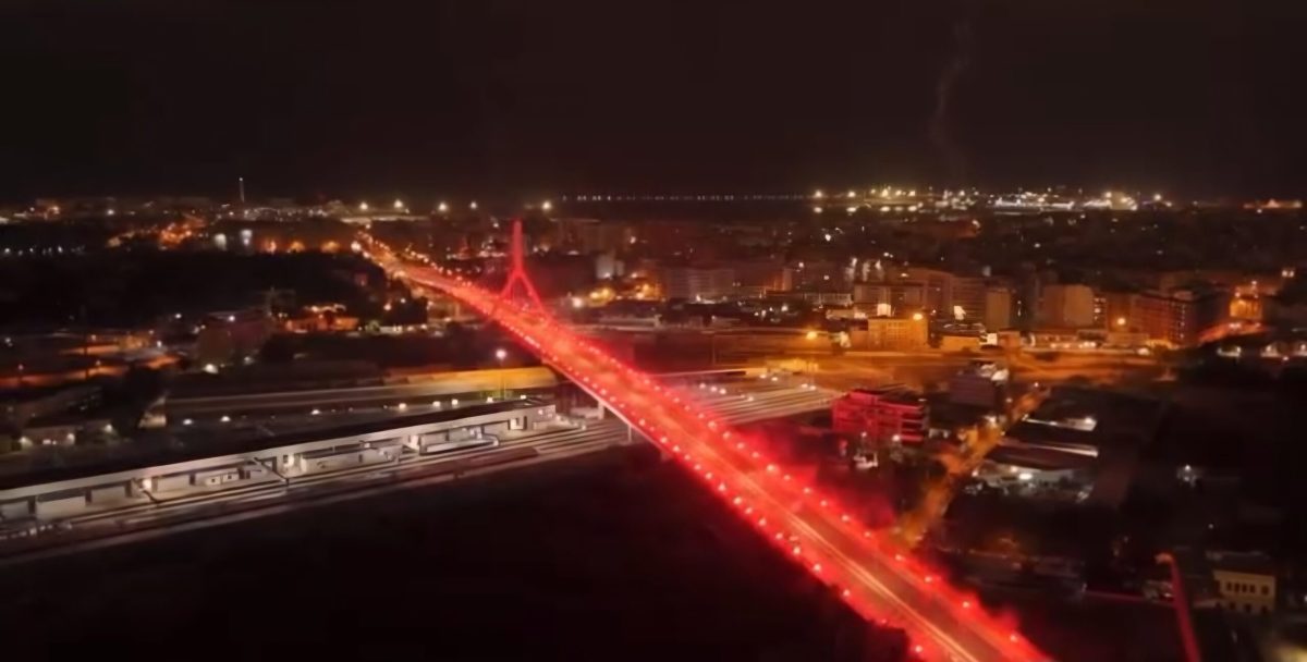 “Bari è dei Baresi”: emozionante torciata per San Nicola illumina il Ponte Adriatico