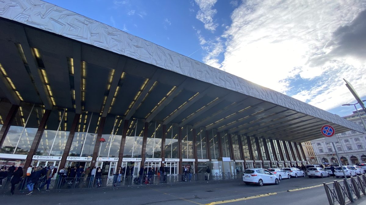 20enne ruba un cellulare e fugge attraversando i binari, in quel momento passa il treno che lo travolge