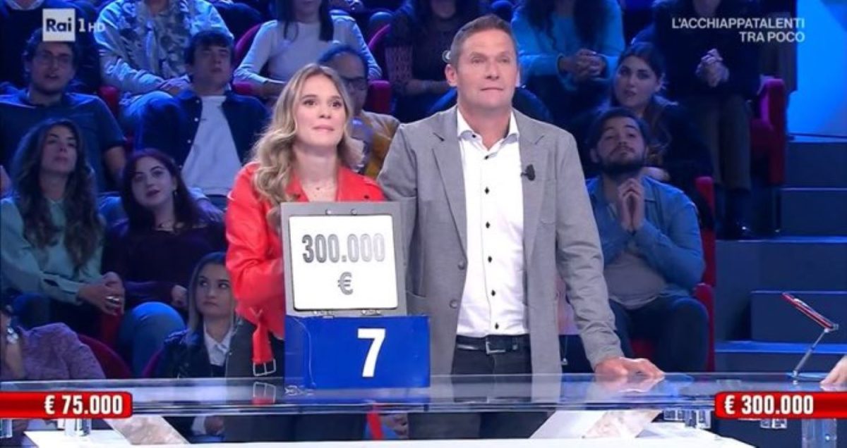 Affari Tuoi, Luca rifiuta 150 mila euro e vince 300 mila, tutto lo studio esplode per gli applausi