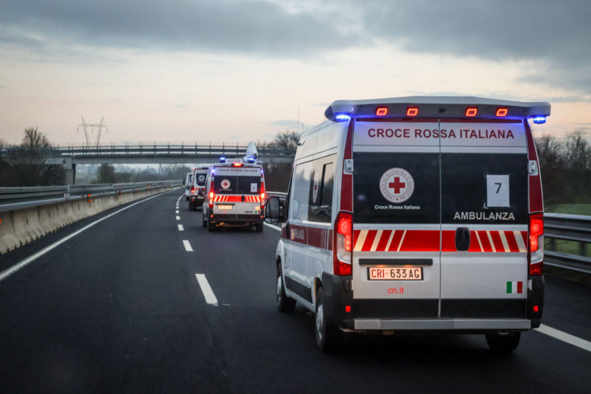 Puglia, incidente ss106, scontro frontale tir-auto, morti una donna di 45 anni e un uomo di 46 anni