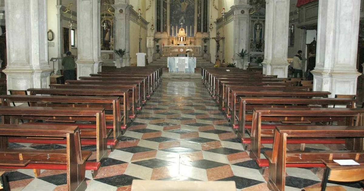 Ancona, uomo di 90 anni si sente male in chiesa: prete gli dà l’estrema unzione, poi si riprende