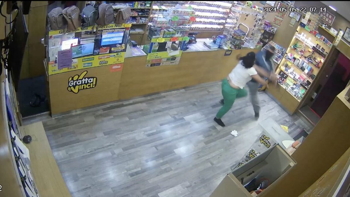 Rapinatore entra in una tabaccheria, la commessa lo picchia con un ferro così tanto che il malvivente è costretto a fuggire, il video è diventato virale