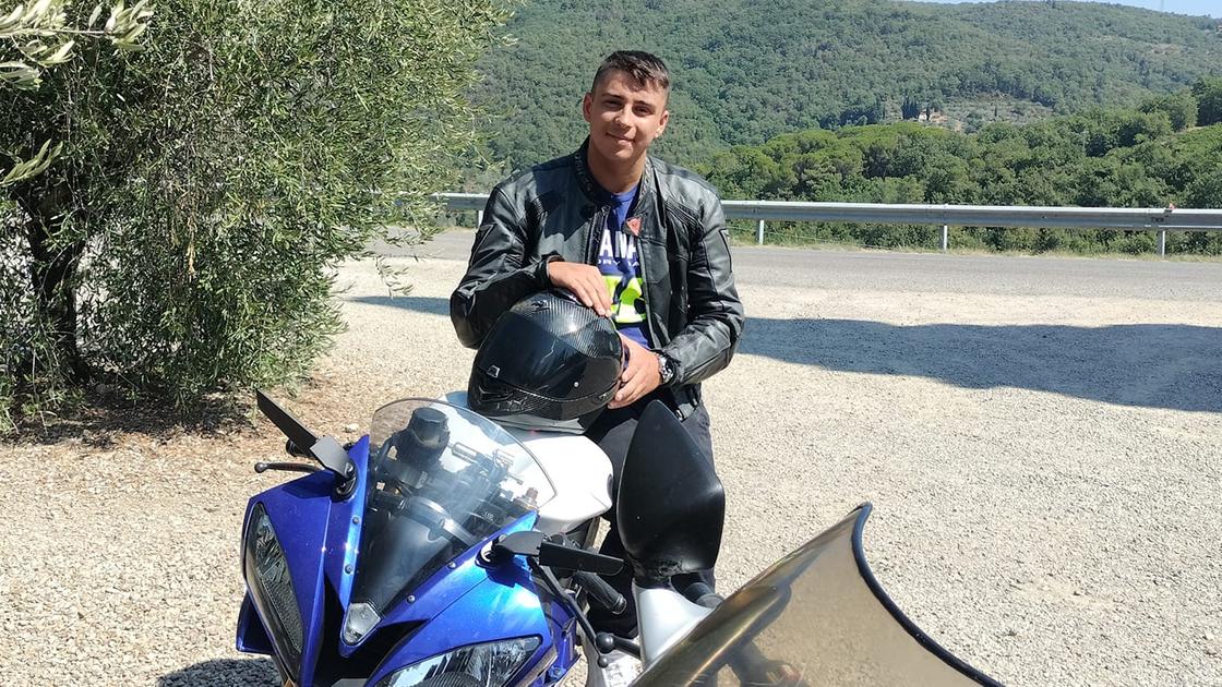Ettore 23 anni, in sella alla sua moto impatta violentemente contro un’auto e finisce a terra, muore per le gravi ferite alla testa, aveva da poco sconfitto la leucemia