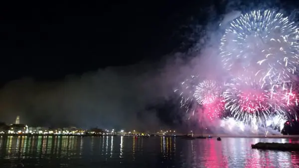 Annullo definitivo dello spettacolo pirotecnico per la sagra di San Nicola a Bari: controversie e mancati pagamenti causano la cancellazione.