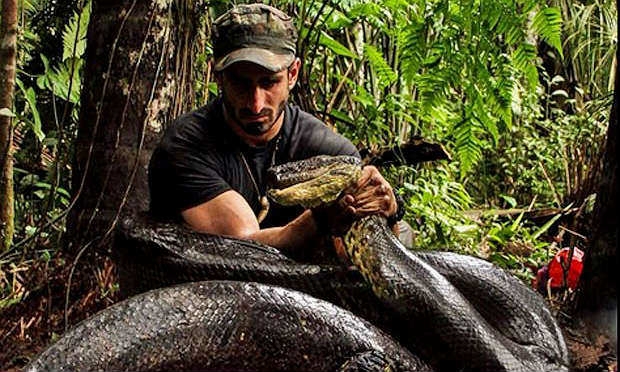 Paul Rosolie, ambientalista, ha affrontato un’esperienza estrema: “Si è fatto mangiare vivo da un’anaconda”