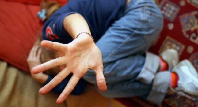 Ragazza si rifiuta di lavare i piatti, la mamma la picchia la ragazza la denuncia