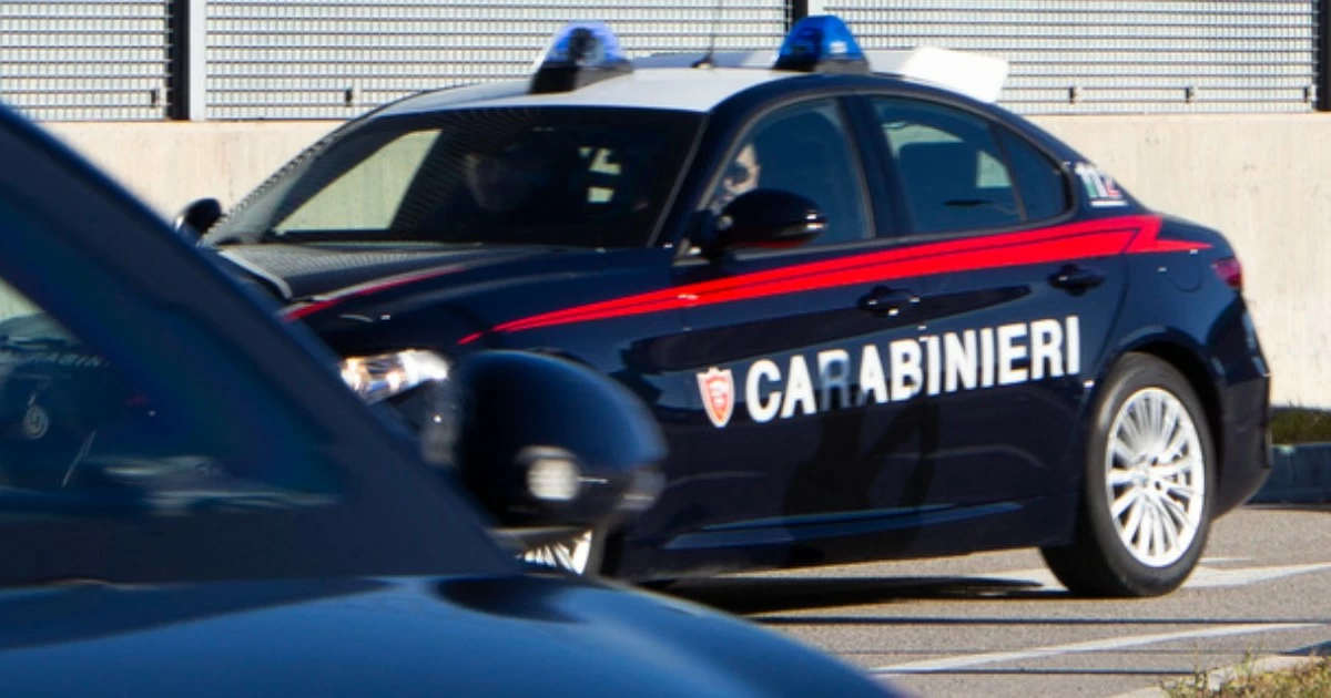 Fuga rocambolesca sulla statale 16: ladri d'auto in fuga a piedi