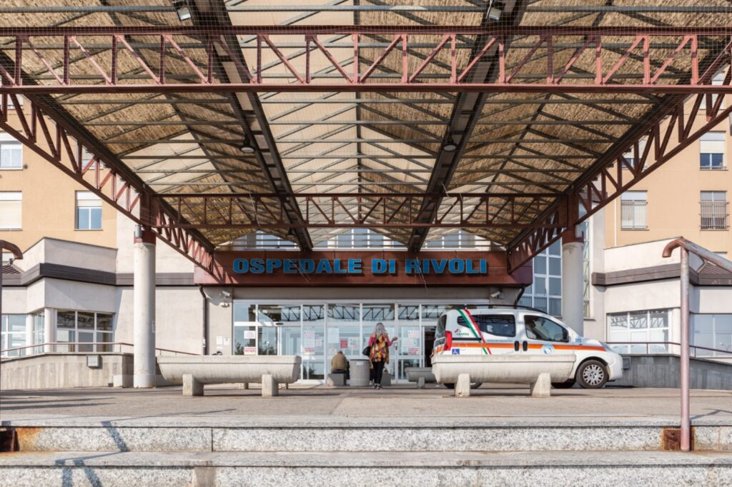 Un trentenne di Rivoli finisce in ospedale due volte in un giorno a causa di incidenti con autobus, fortunatamente senza conseguenze gravi.