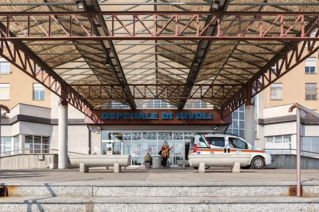 Un trentenne di Rivoli finisce in ospedale due volte in un giorno a causa di incidenti con autobus, fortunatamente senza conseguenze gravi.