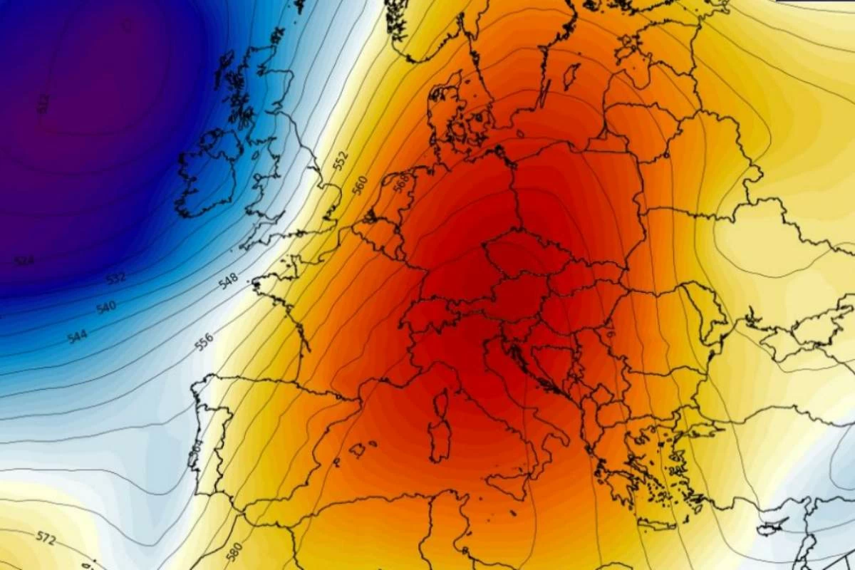 La seconda ondata di caldo africano sta portando temperature fino a 42°C insieme a sabbia sahariana, causando cieli lattiginosi e rischi per la salute.