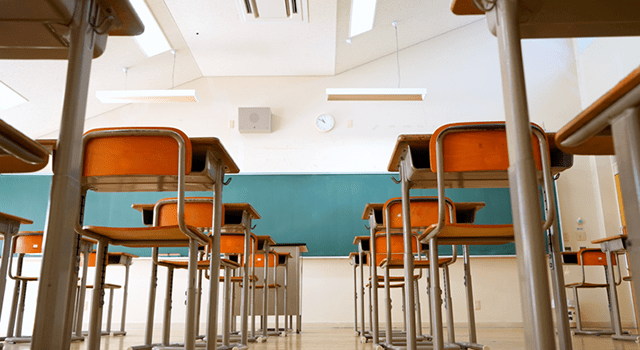 Il dirigente scolastico Leonardo Primus, dell’Istituto Comprensivo Udine VI, finisce al centro delle critiche per un post in cui ammetteva di aver rimosso dai suoi contatti social ex alunni che avevano messo “mi piace” a Matteo Salvini e Giorgia Meloni.