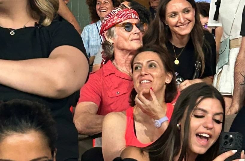 Ron Moss avvistato tra gli spalti del San Nicola per il concerto di Vasco Rossi a Bari, concedendo selfie alle fan prima dell'inizio dello show.