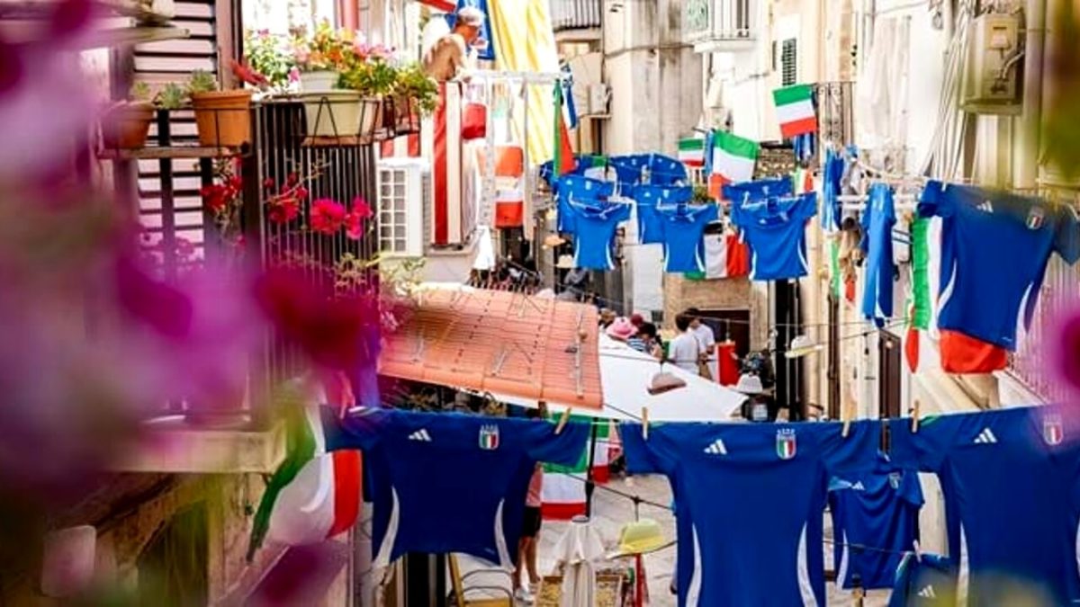 La strada delle orecchiette a Bari Vecchia si tinge d'azzurro