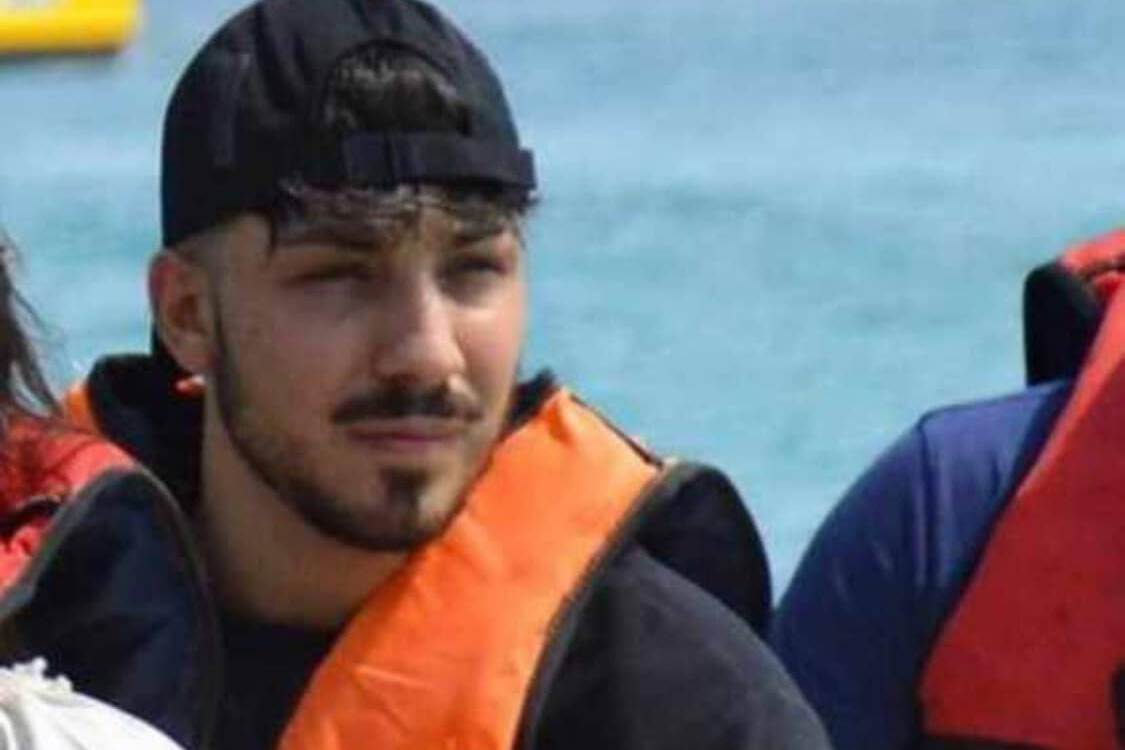 Un tragico incidente sulla SS 106 Jonica causa la morte di un giovane motociclista di 24 anni, Luigi Frustaci, generando sgomento e cordoglio nella comunità locale.