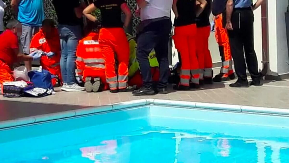 Proseguono le indagini sulla morte inspiegabile di una bambina di 11 anni in una piscina pubblica a Inzago, con don Andrea Piana e un bagnino indagati dalla Procura.