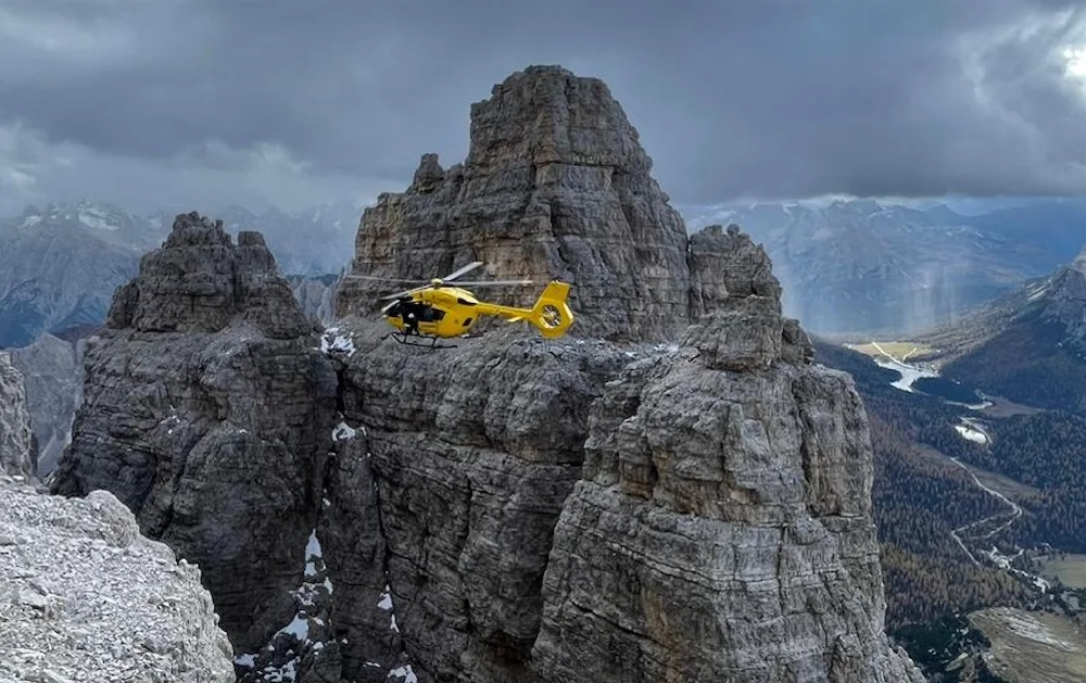 Un alpinista austriaco di 20 anni è morto giovedì 20 giugno dopo una caduta dalla Cima Grande di Lavaredo, davanti agli occhi dei suoi genitori.