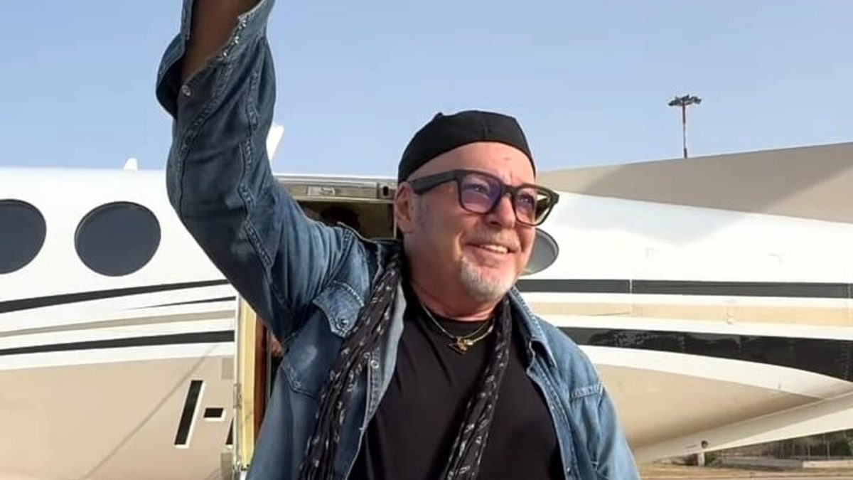 Vasco Rossi arriva in Puglia per una serie di concerti imperdibili allo stadio San Nicola di Bari, con i fan già in fermento.