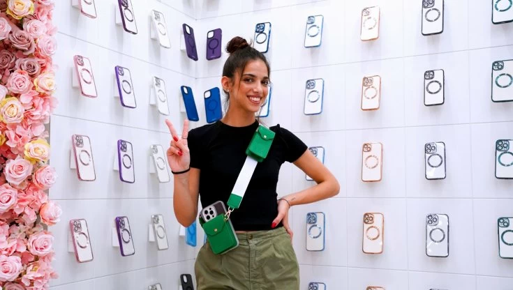 New Martina a Bari: Carmen Fiorito personalizza smartphone per i fan grazie a Vodafone.