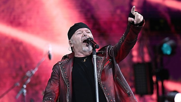 Vasco Rossi, durante il suo ultimo concerto a Bari, ha lanciato frecciatine al vicepremier Matteo Salvini, suscitando reazioni e commenti sui social.